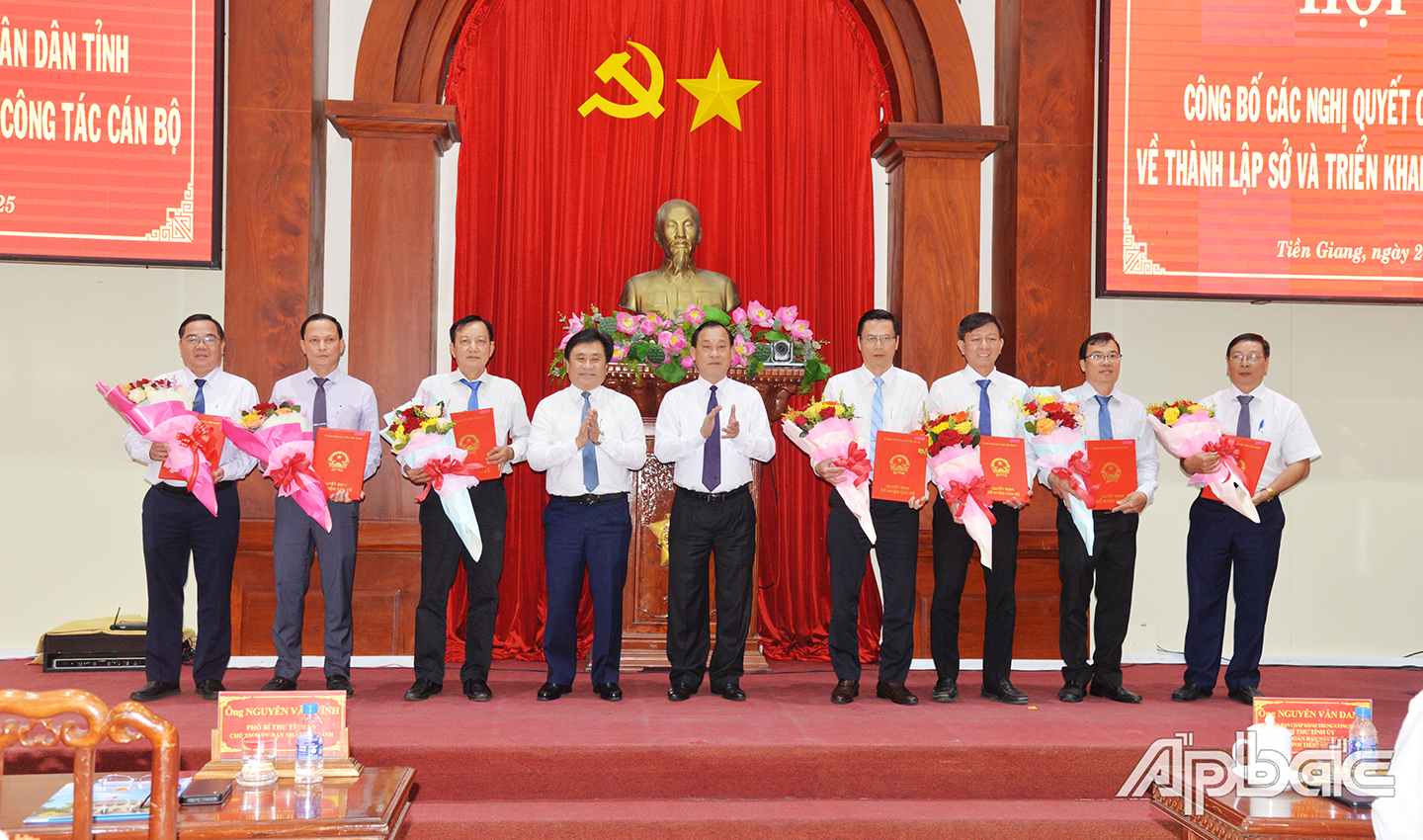 Đồng chí Nguyễn Văn Vĩnh, Phó Bí thư Tỉnh ủy, Chủ tịch UBND tỉnh trao Quyết định bổ nhiệm và đồng chí Trần Văn Dũng, Ủy viên Ban Thường vụ Tỉnh ủy, Phó Chủ tịch Thường trực UBND tỉnh tặng hoa chúc mừng lãnh đạo Sở Xây dựng