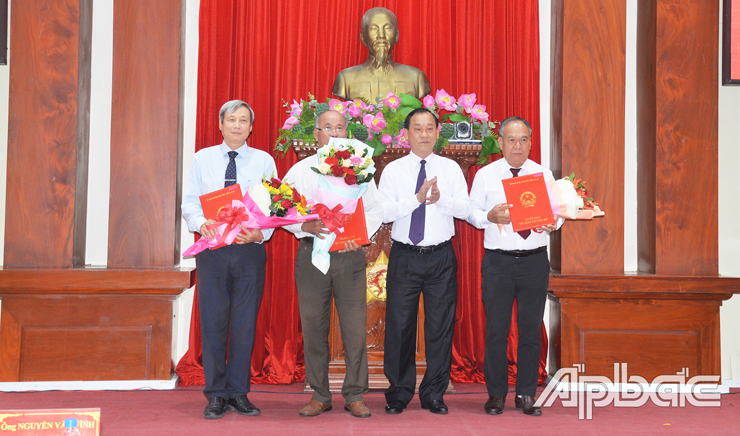 Đồng chí Nguyễn Văn Vĩnh, Phó Bí thư Tỉnh ủy, Chủ tịch UBND tỉnh trao Quyết định và tặng hoa chúc mừng lãnh đạo các sở được nghỉ hưu theo chế độ.