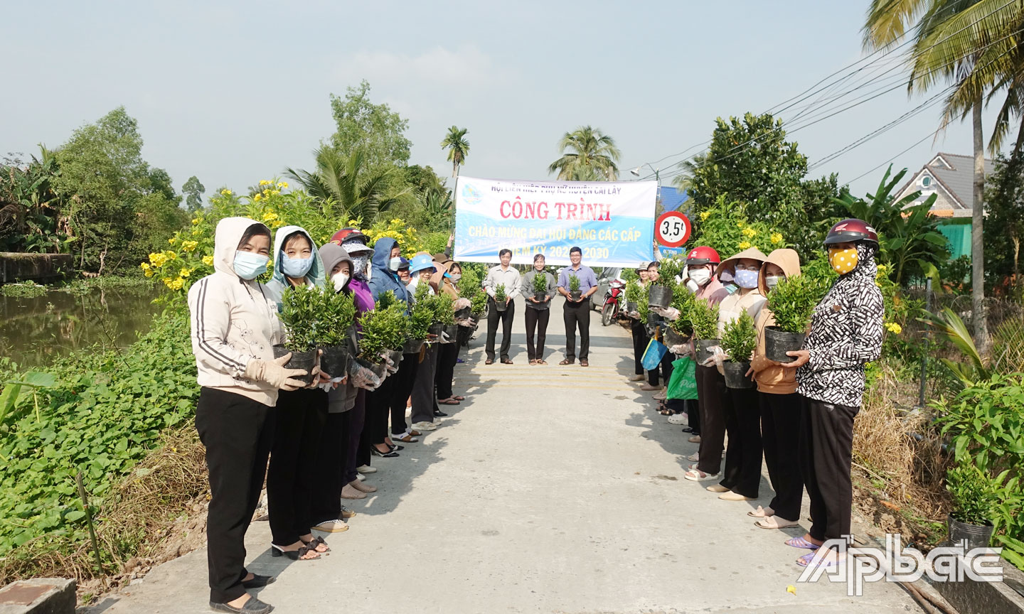 Hội LHPN huyện Cai Lậy phát động chủ đề hoạt động năm 2025 và ra quân công trình chào mừng đại hội đảng các cấp nhiệm kỳ 2025 - 2030.