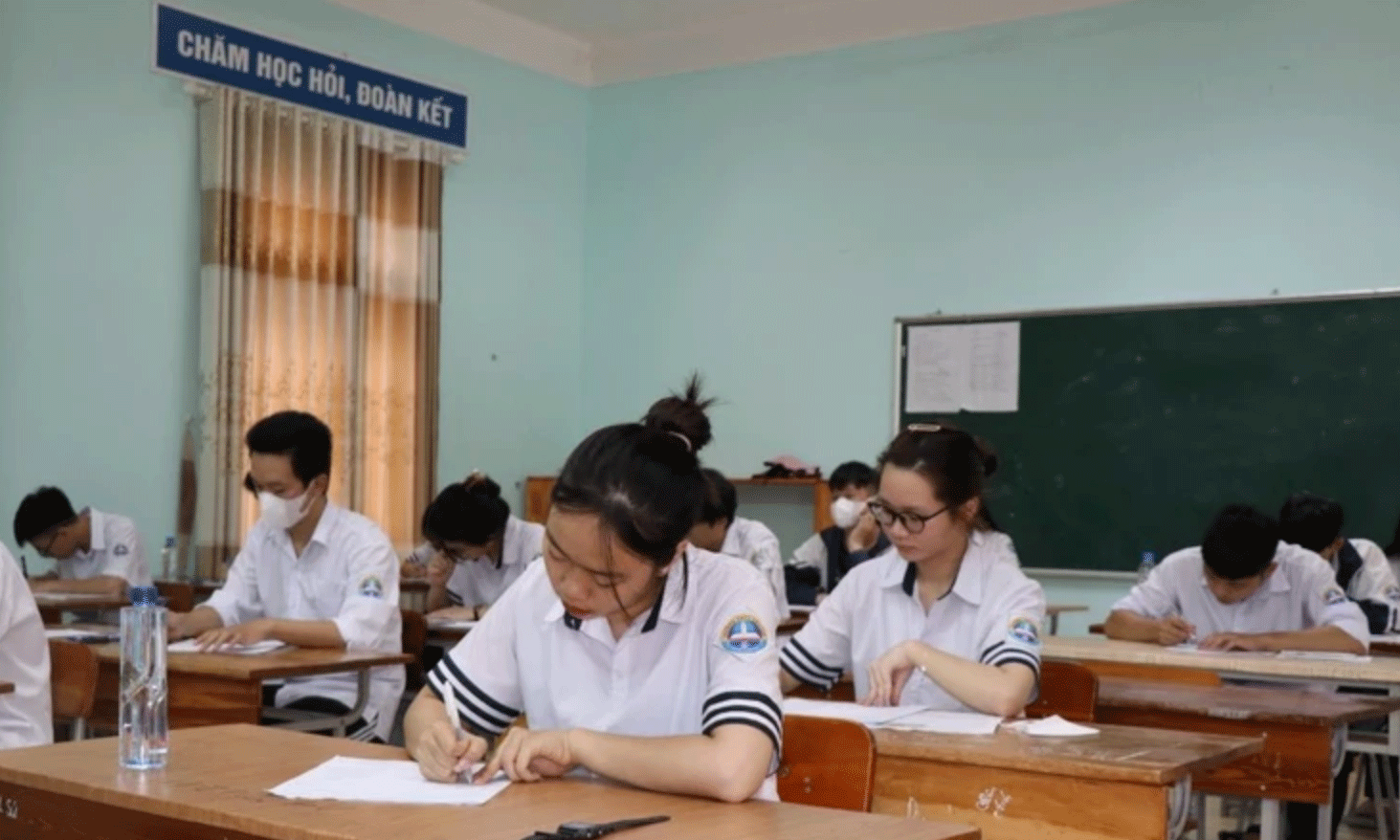 Thí sinh dự thi tốt nghiệp trung học phổ thông. (Ảnh: TTXVN)