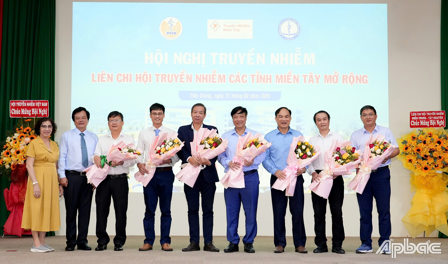  BSCK2 Huỳnh Thị Kim Yến và GS.TS.BS Tạ Văn Trầm tặng hoa cho các báo cáo viên và chủ toạ đoàn Hội nghị