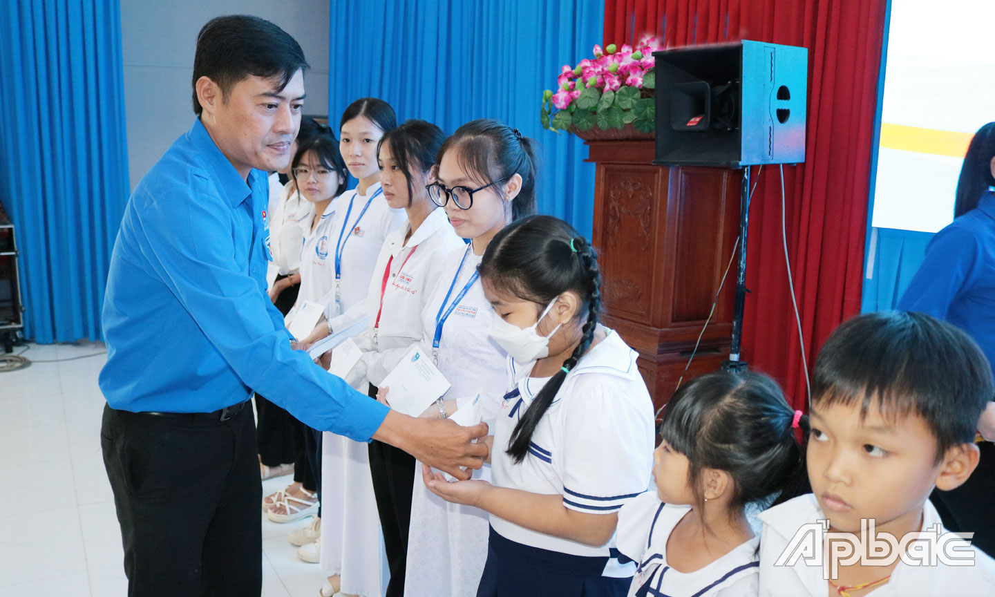 Đồng chí Nguyễn Quang Minh trao học bổng cho học sinh có hoàn cảnh khó khăn.