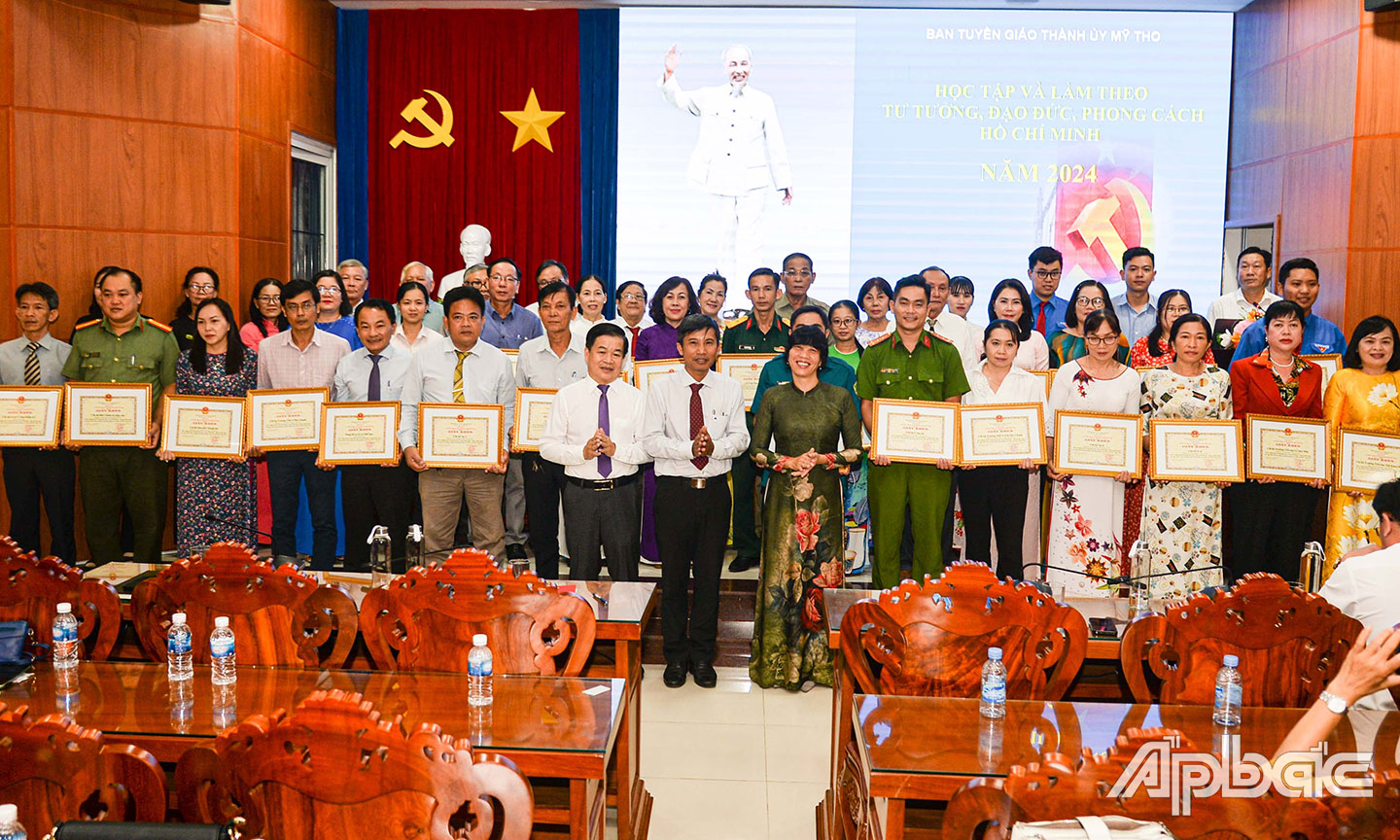 Nhiều tập thể,  cá nhân được  khen thưởng  của Ban Thường vụ Thành ủy Mỹ Tho  với thành tích  xuất sắc trong  học tập và làm theo tư tưởng, đạo đức, phong cách  Hồ Chí Minh năm 2024.  Ảnh: VĂN THẢO
