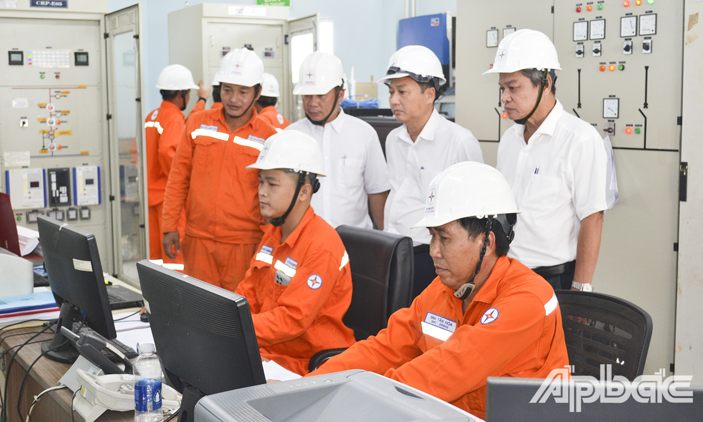 Lãnh đạo Công ty Điện lực Tiền Giang giám sát và chỉ đạo thực hiện lệnh Đóng điện Công trình lưới điện 110kv.
