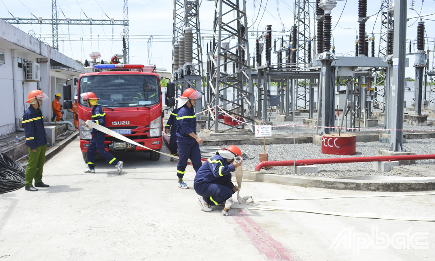 Phòng cảnh sát PCCC&CNCH Công an tỉnh Tiền Giang hỗ trợ thực hiện đóng điện công trình lưới điện 110kv.