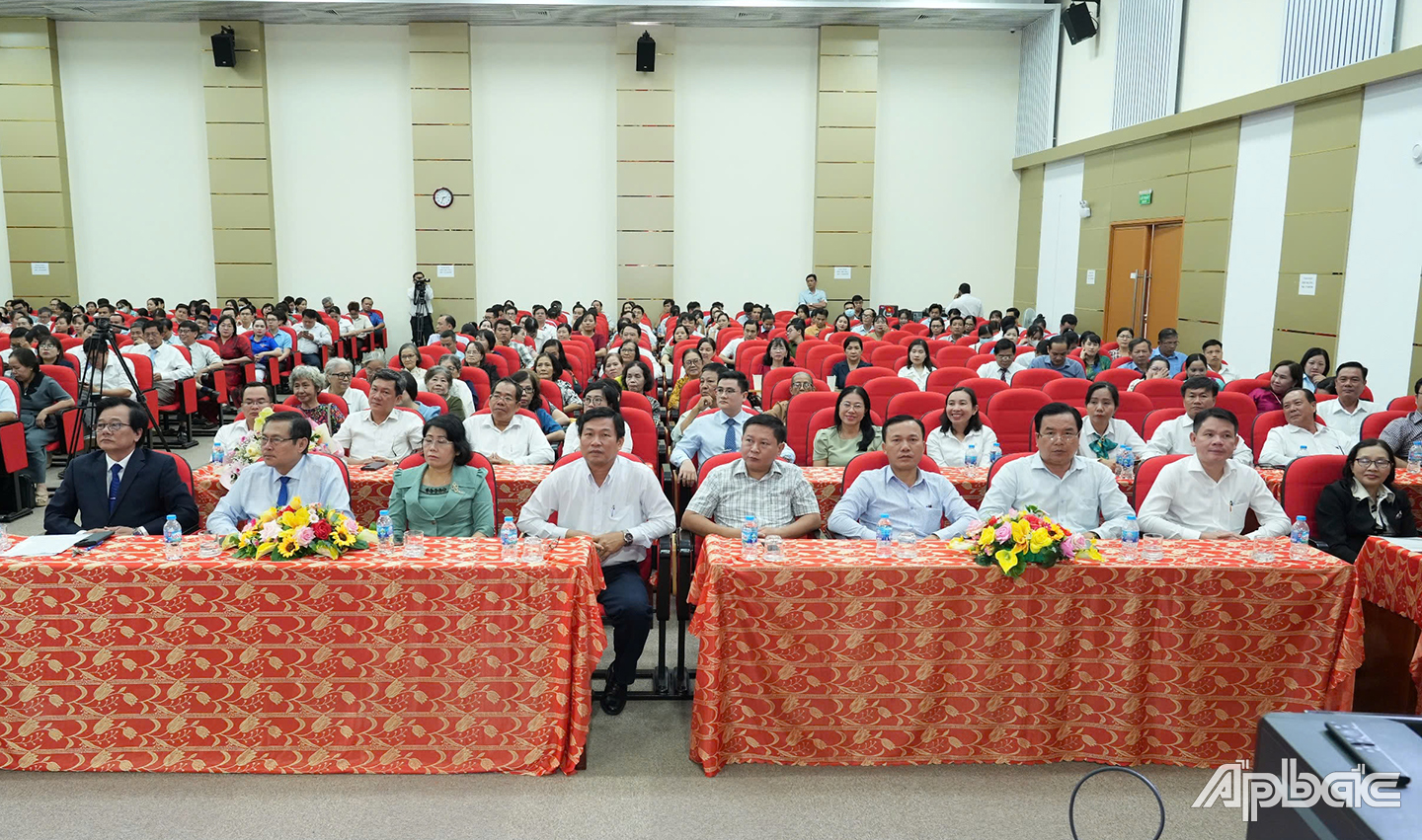 Lãnh đạo Tỉnh ủy, HĐND, Đoàn đại biểu Quốc hội đơn vị tỉnh Tiền Giang cùng lãnh đạo nhiều cơ quan, đơn vị đến chúc mừng tập thể cán bộ, viên chức Bệnh viện đa khoa Tiền  Giang