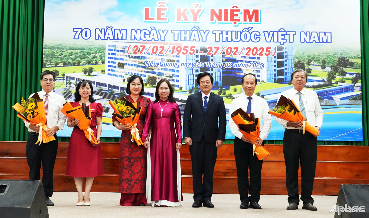 Lãnh đạo Bệnh viện tặng hoa chúc mừng 5 thầy thuốc vừa vinh dự được Chủ tịch Nước tặng danh hiệu Thầy thuốc ưu tú