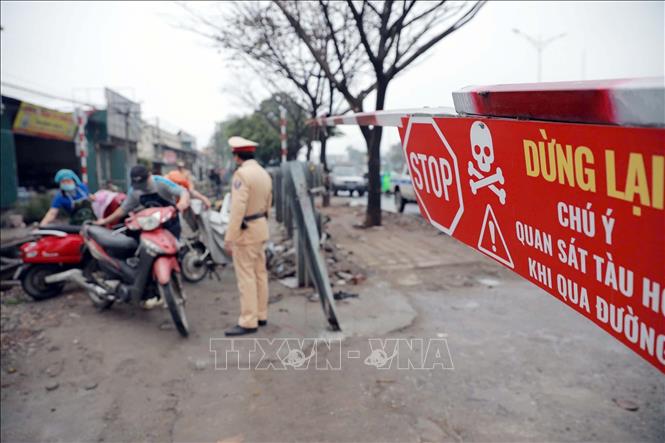 Tổ công tác của Đội CSGT số 14 tuần tra, phát hiện nhiều trường hợp vi phạm hành lang an toàn đường sắt. Ảnh: Phạm Kiên/TTXVN