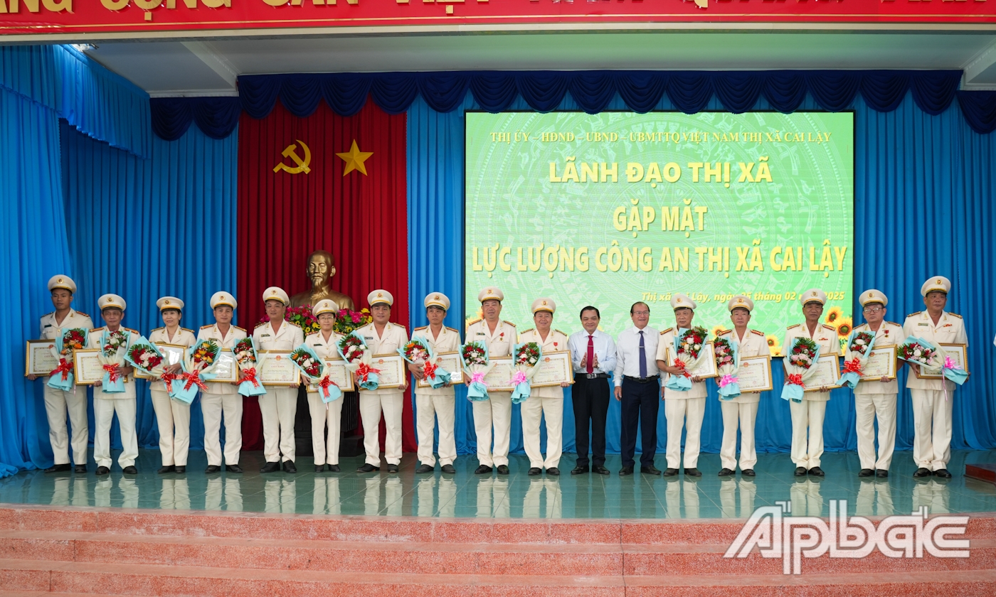 Các cá nhân nhận Giấy khen của UBND TX. Cai Lậy.