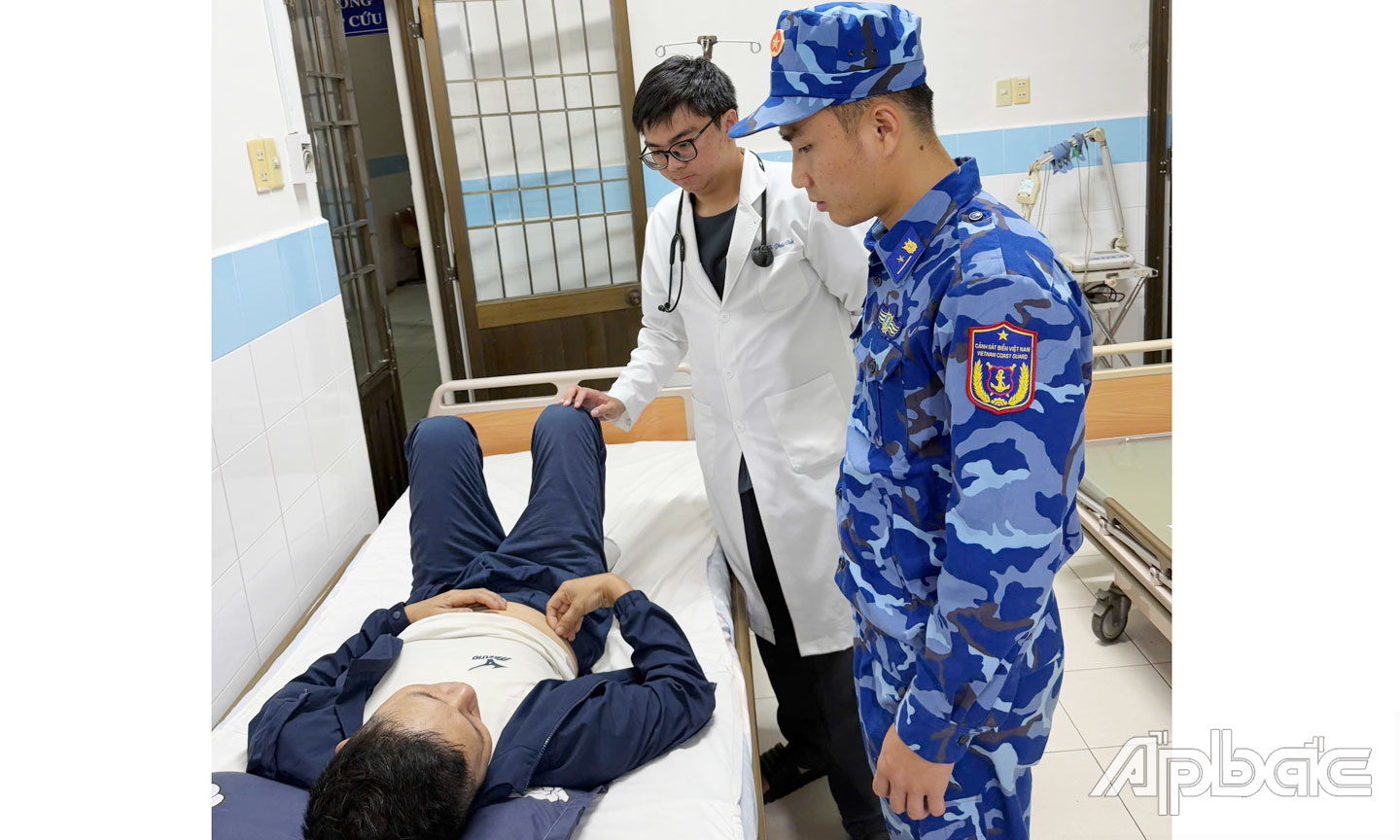 Thuyên viên Đào Văn Quang dduocj đưa về Trung tâm y tế quaah dân y huyện Côn Đảo để cấp cứu.