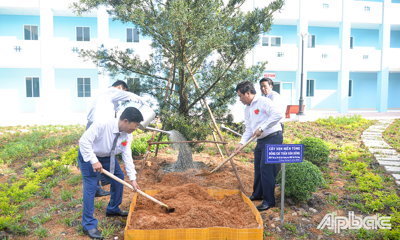 Đại biểu trồng cây trong khuôn viên Trung tâm Y tế TX. Cai Lậy.