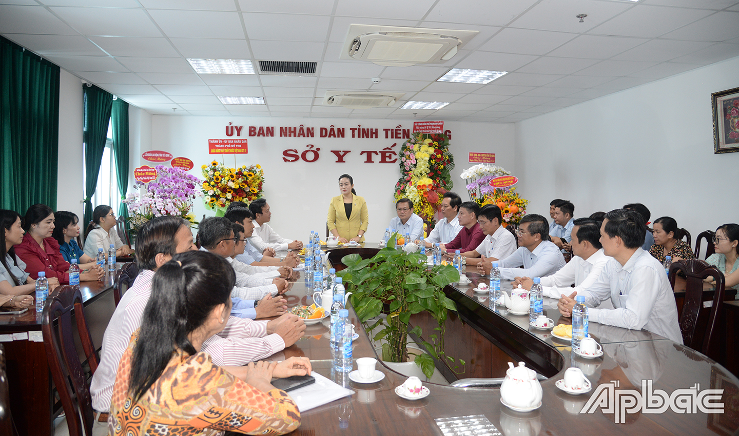 Đồng chí Nguyễn Hải Trâm gửi lời thăm hỏi, động viên và chúc mừng đến tập thể thầy thuốc tỉnh nhà