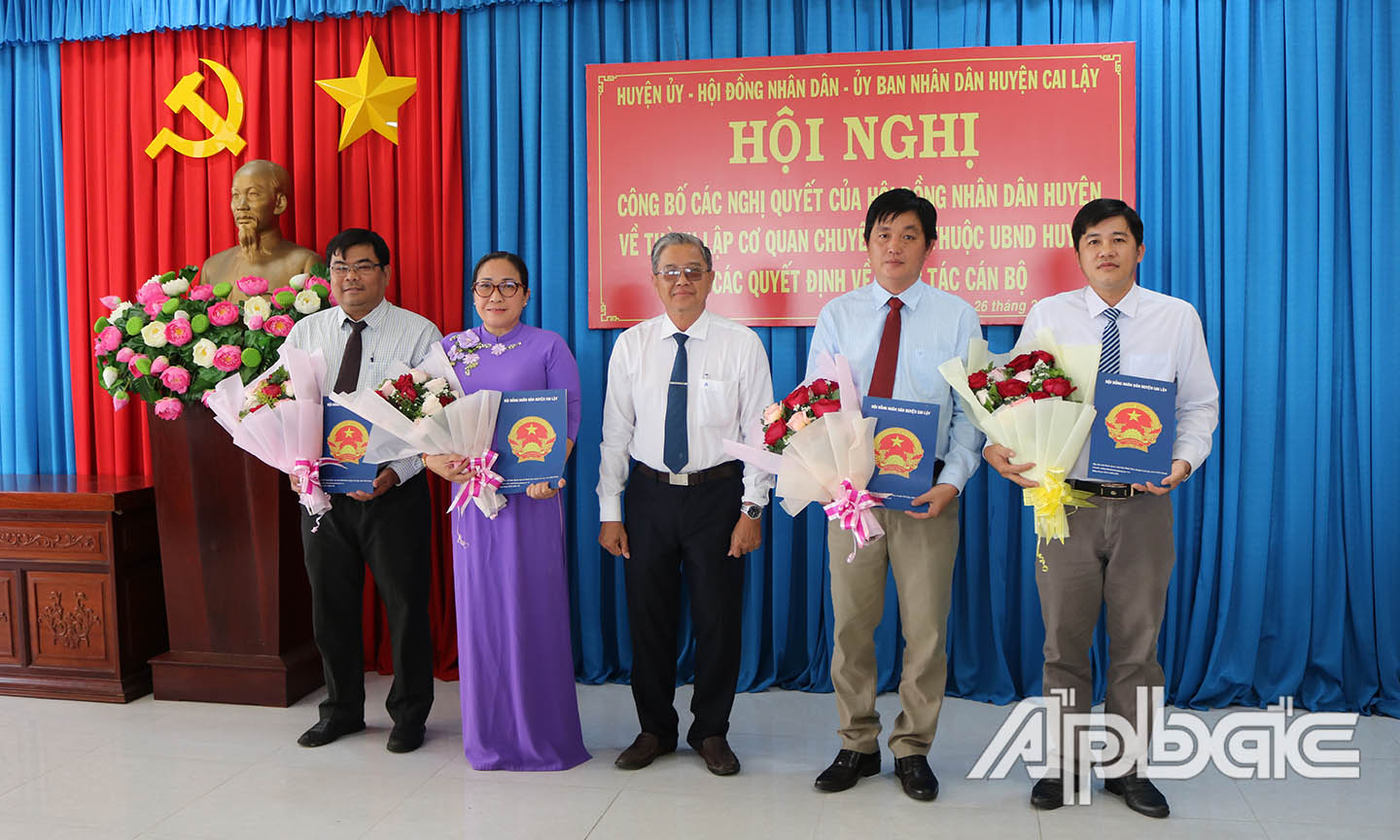 Chủ tịch HĐND huyện trao Nghị quyết và tặng hoa chúc mừng 4 cơ quan