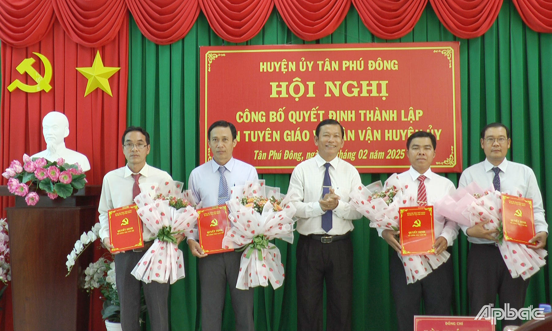 Đồng chí Bùi Thái Sơn trao quyết định bổ nhiệm các chức danh lãnh đạo Ban Tuyên giáo và Dân vận Huyện ủy.