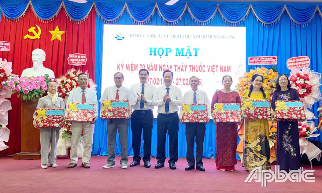 Lãnh đạo UBND TP. Gò Công tặng quà cho thầy thuốc cao niên.