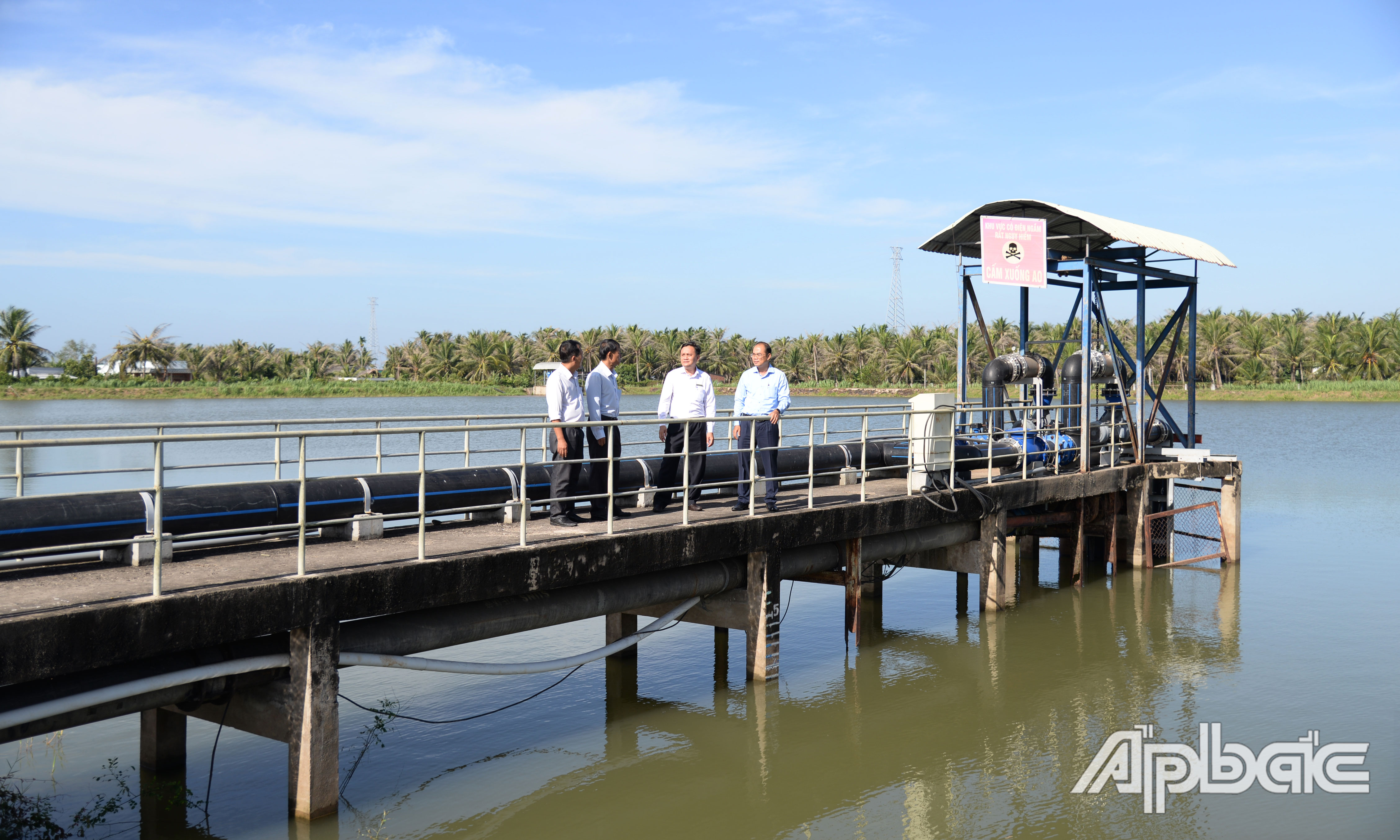 Đồng chí Nguyễn Đức Thịnh kiểm tra tình hình trữ nước thô để sản xuất nước sinh hoạt tại ao 6ha xã Tân Thới, huyện Tân Phú Đông.