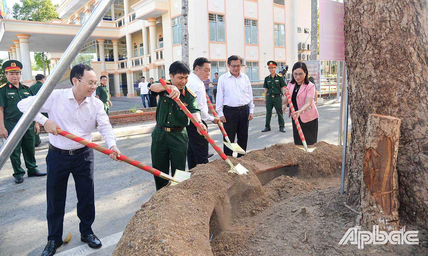 Đồng chí Nguyễn Trọng Nghĩa trồng cây lưu niệm tại Bệnh viện Quân y 120.