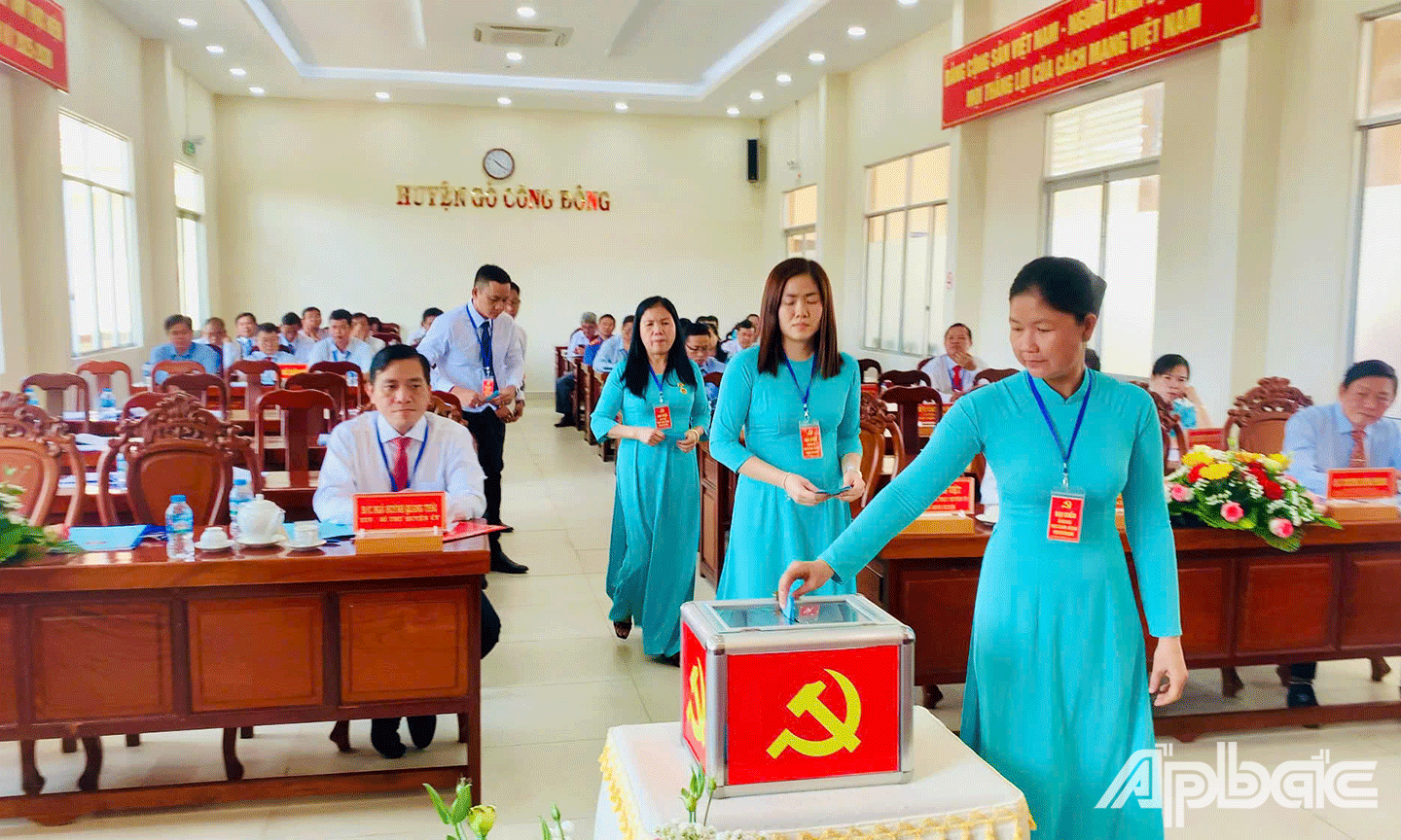Các-đại-biểu-bỏ-phiếu-bầu-Chi-ủy-chi-bộ-Phòng-Tài-chính---Kế-hoạch-huyện-nhiệm-kỳ-2025-2030