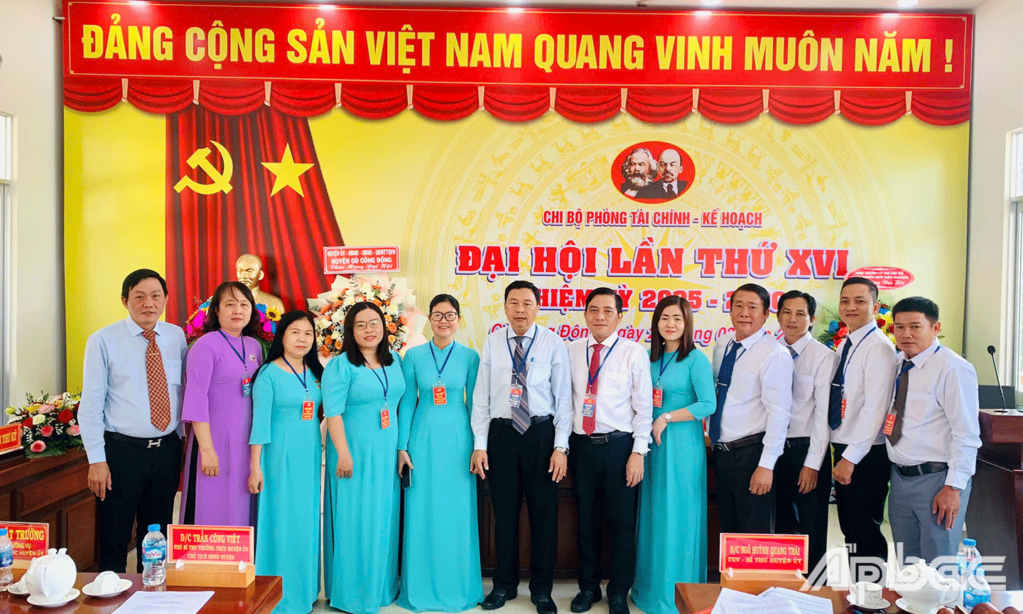 các-đại-biểu-chụp-hình-lưu-niệm-cùng-tập-thể-chi-bộ-Phòng-Tài-chính---Kế-hoạch-huyện