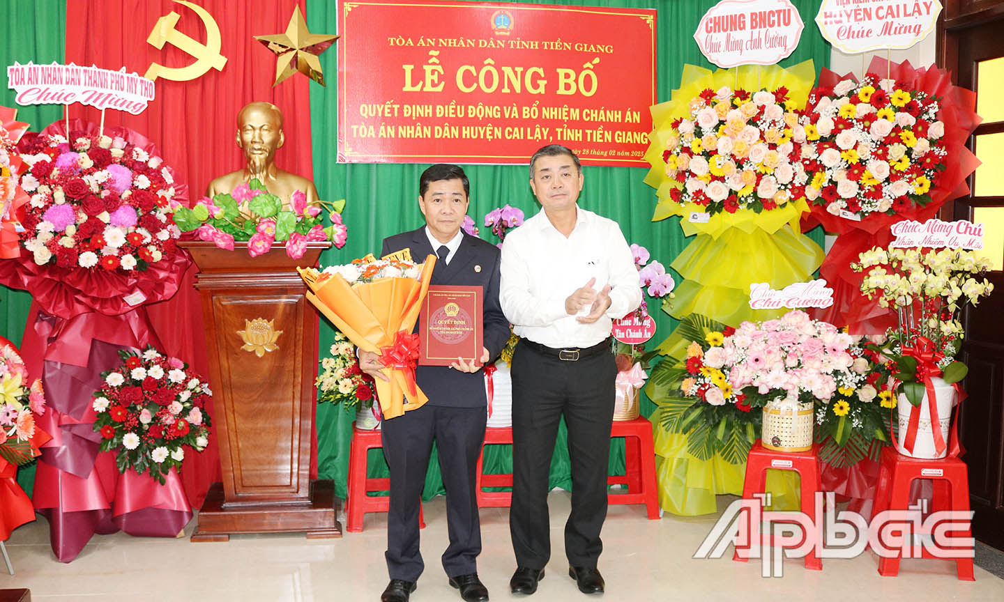 Trao quyết định của Chánh án Tòa án nhân dân tối cao cho ông Mai Văn Hùng Cường.