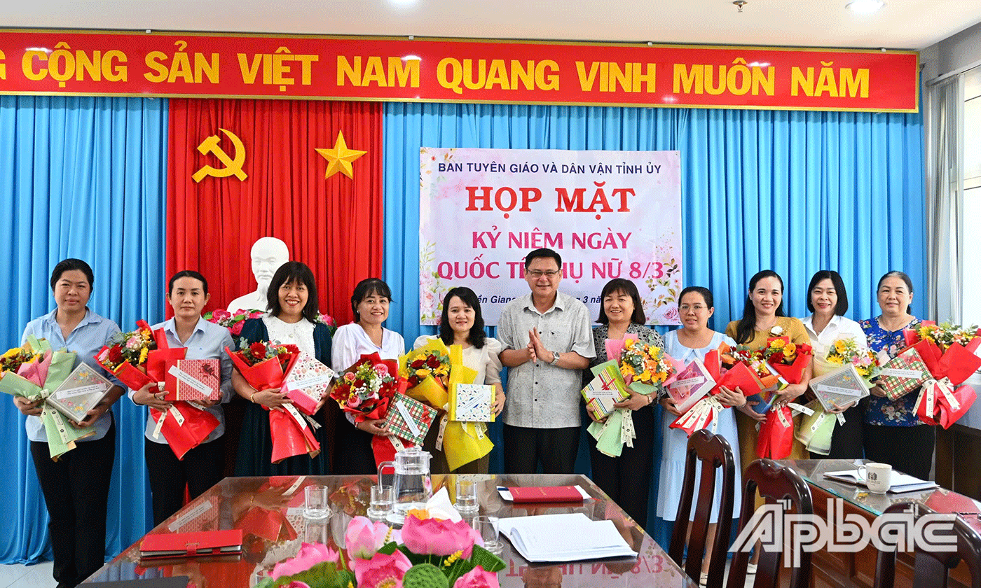 Họp mặt kỷ niệm Ngày Quốc tế Phụ nữ 8-3