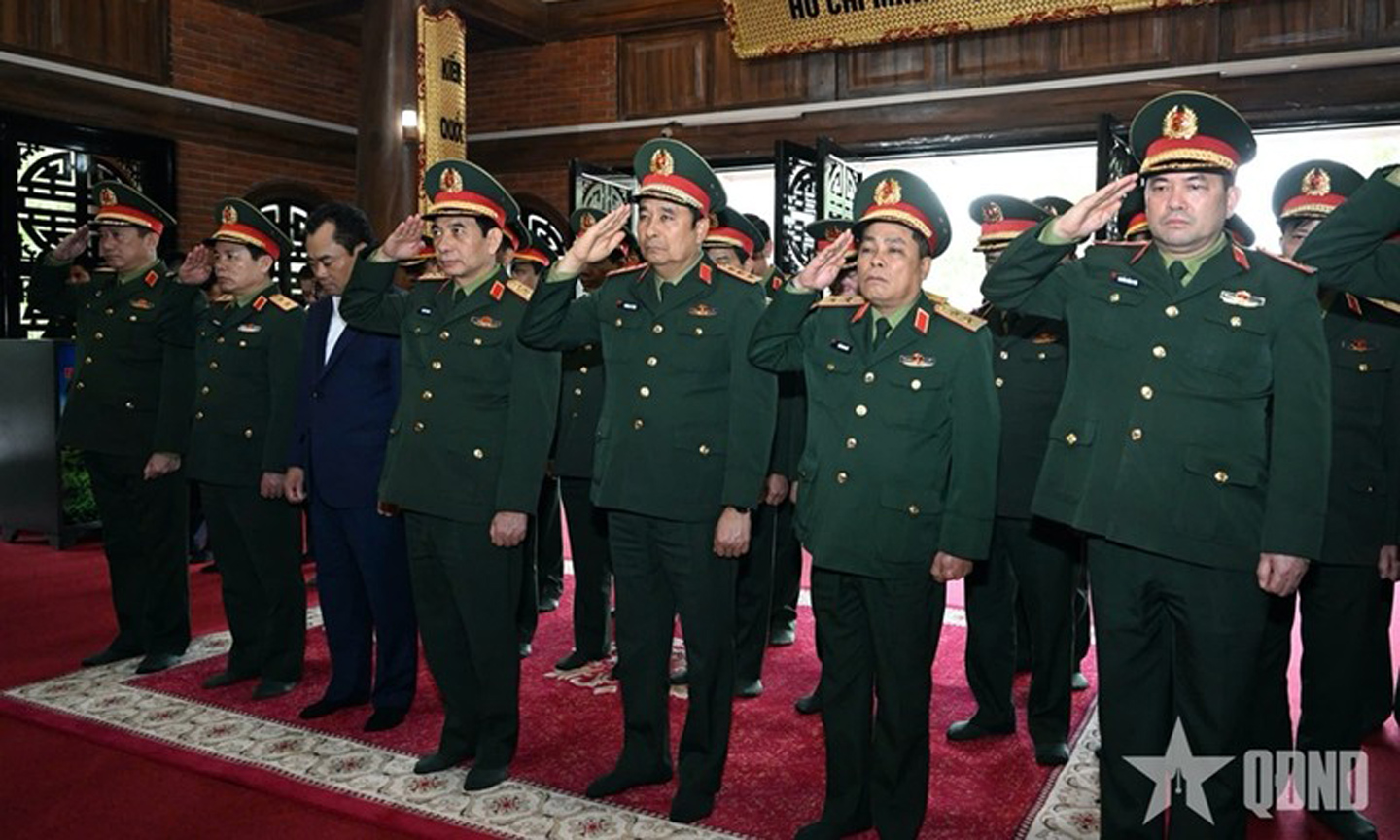 Defence Minister pays tribute to President Ho Chi Minh