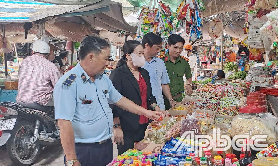 Lực lượng QLTT tỉnh Tiền Giang kiểm tra thị trường trong dịp Tết Nguyên đán 2025.