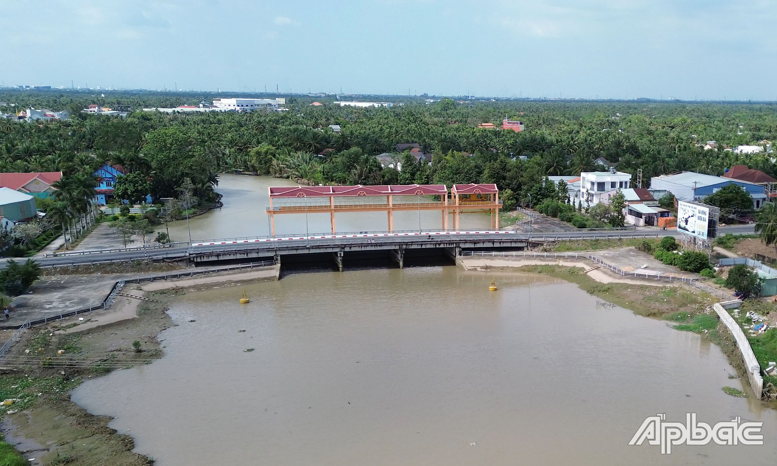 Công Bảo Định hiện đang đóng để ngăn mặn.