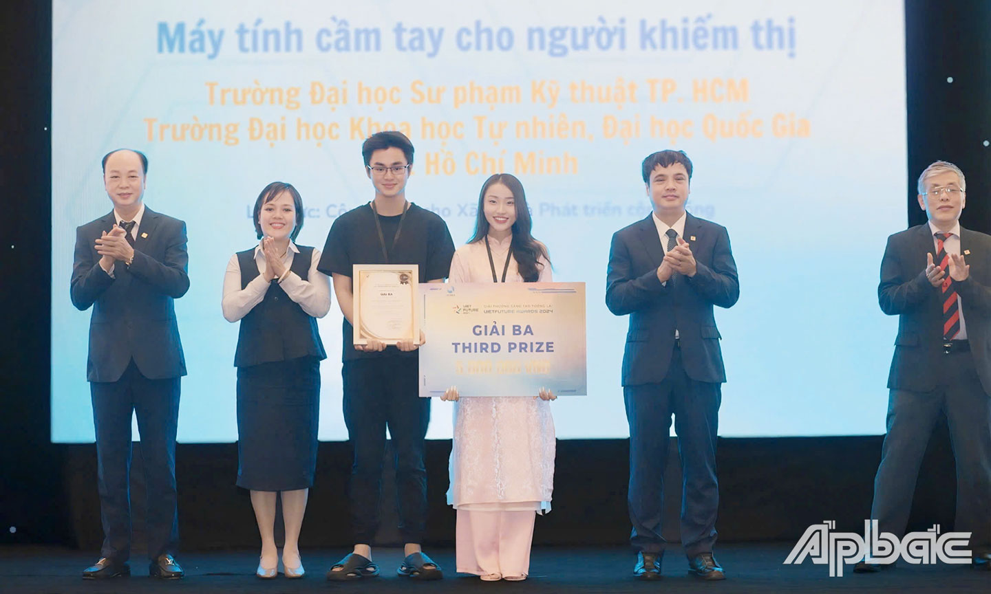 Tác gải Mẫn Nhi tại Lễ trao giải Giải thưởng Sáng tạo tương lai VietFuture Awards 2024.