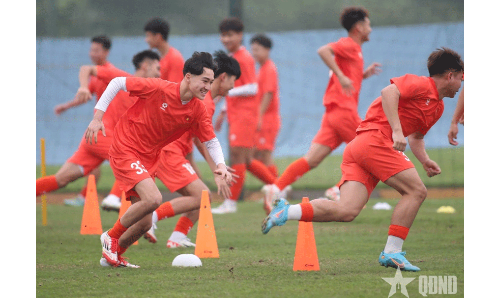 Các cầu thủ U17 Việt Nam tích cực tập luyện hướng tới mục tiêu giành vé dự World Cup. 