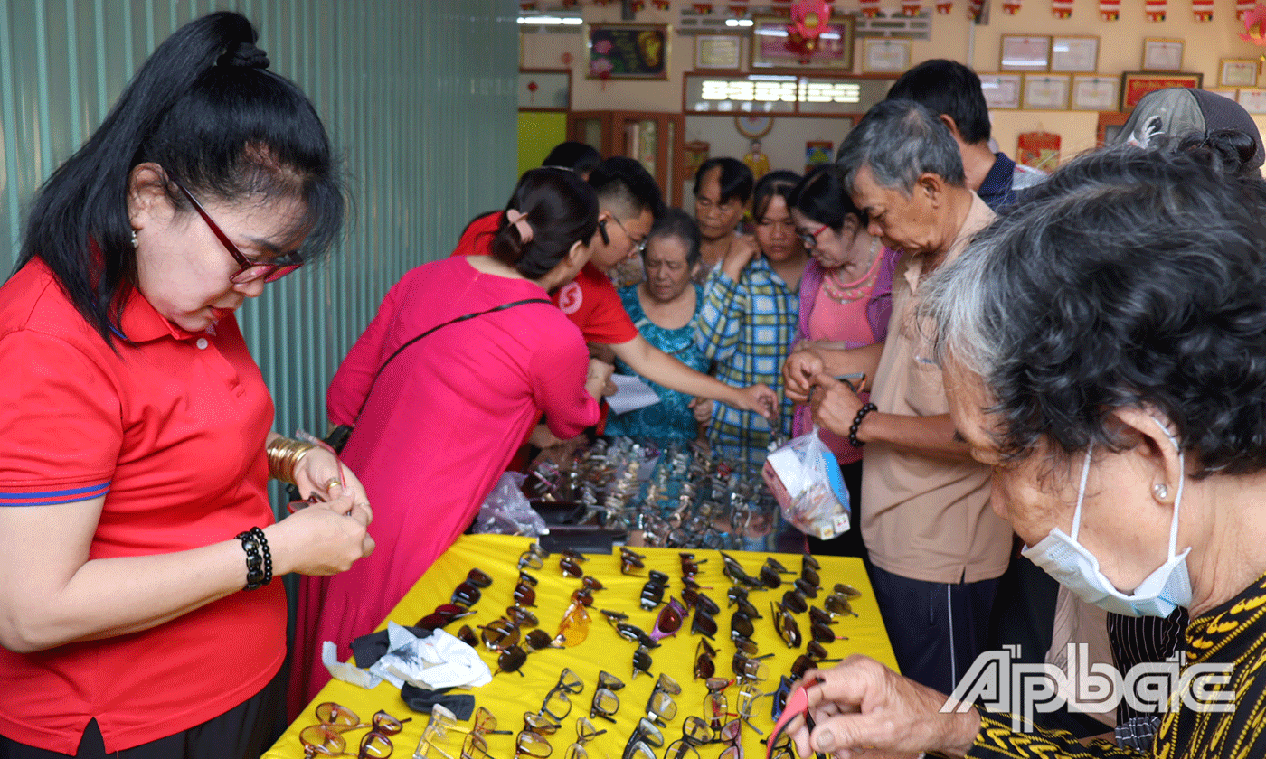 Hỗ trợ kính lão, cận cho người cao tuổi.