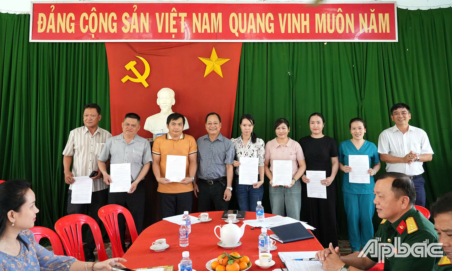 BSCKII. Nguyễn Thanh Linh(đứng hàng thứ tư bên trái) trao Quyết định phân công công tác đối với các viên chức.