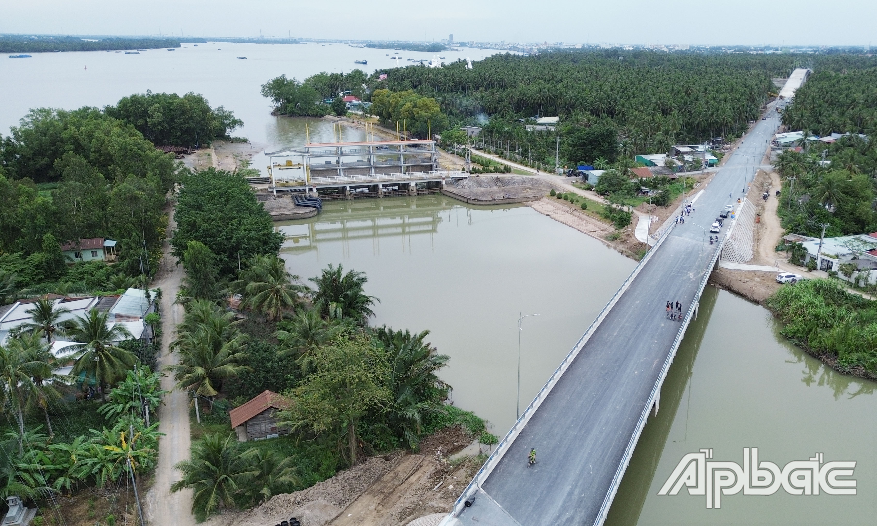 Hiện cống Xuân Hoà đang đóng ngăn mặn.