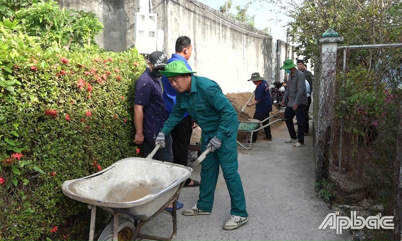 HND Thị trấn tham gia góp ngày công xây dựng nhà đại đoàn kết