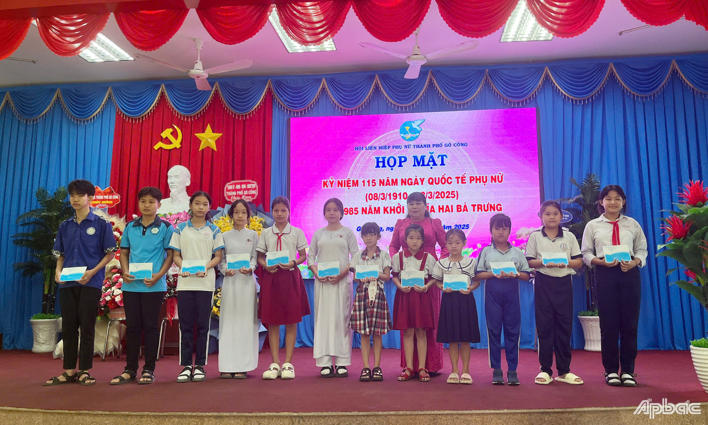 Trao học bổng cho các học sinh tiểu học trên địa bàn TP. Gò Công.