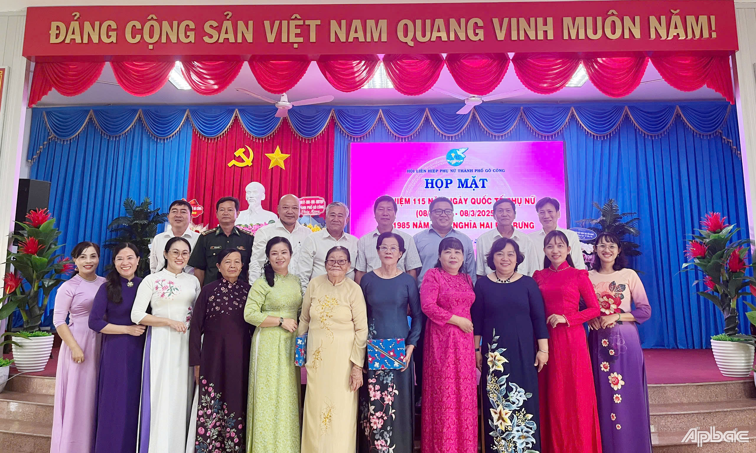Các đại biểu chụp ảnh lưu niệm.