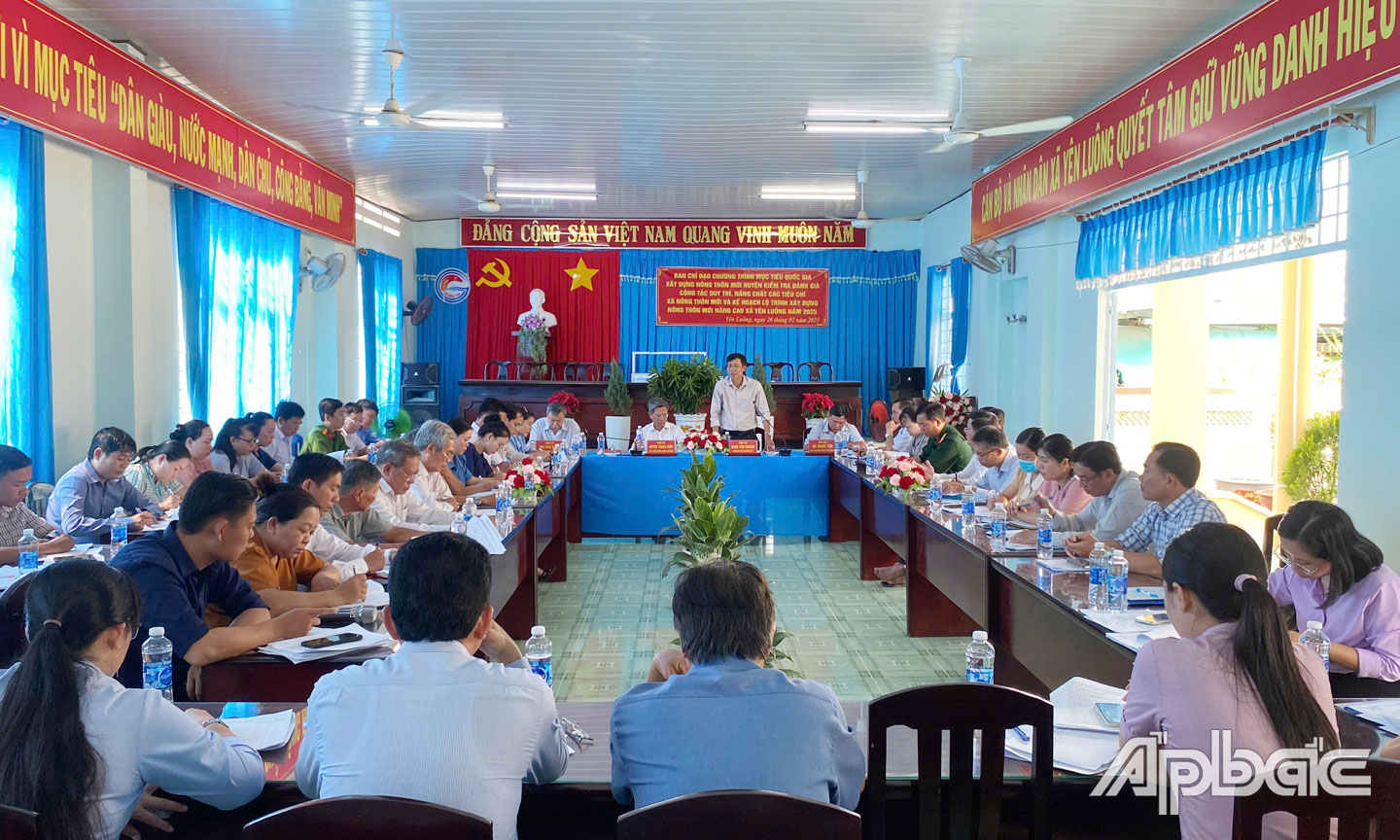 Lãnh đạo huyện phát biểu chỉ đạo tại buổi làm việc mới đây với xã Yên Luông về việc kiểm tra tiến độ xây dựng đạt chuẩn xã NTM nâng cao năm 2025.