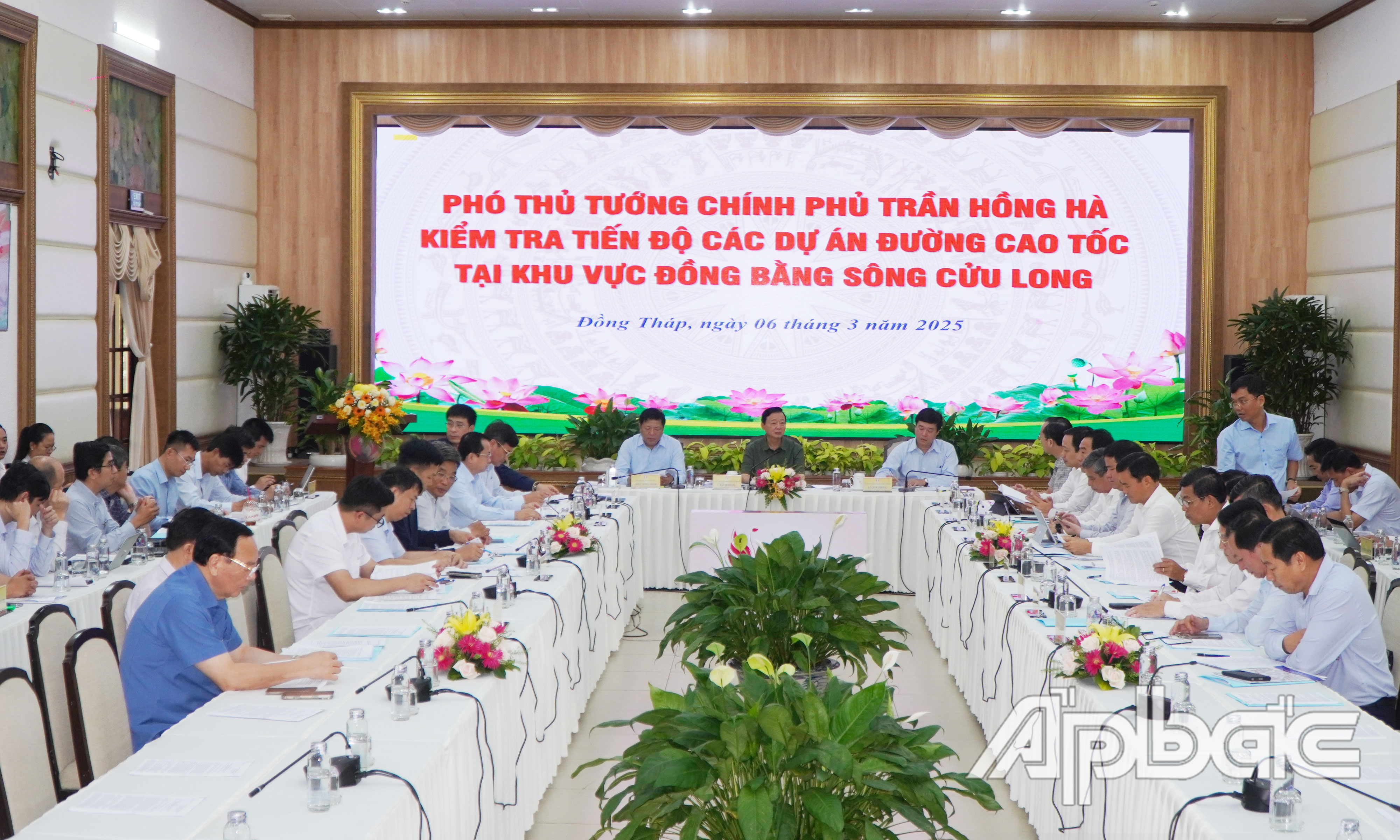 Quang cảnh buổi làm việc.