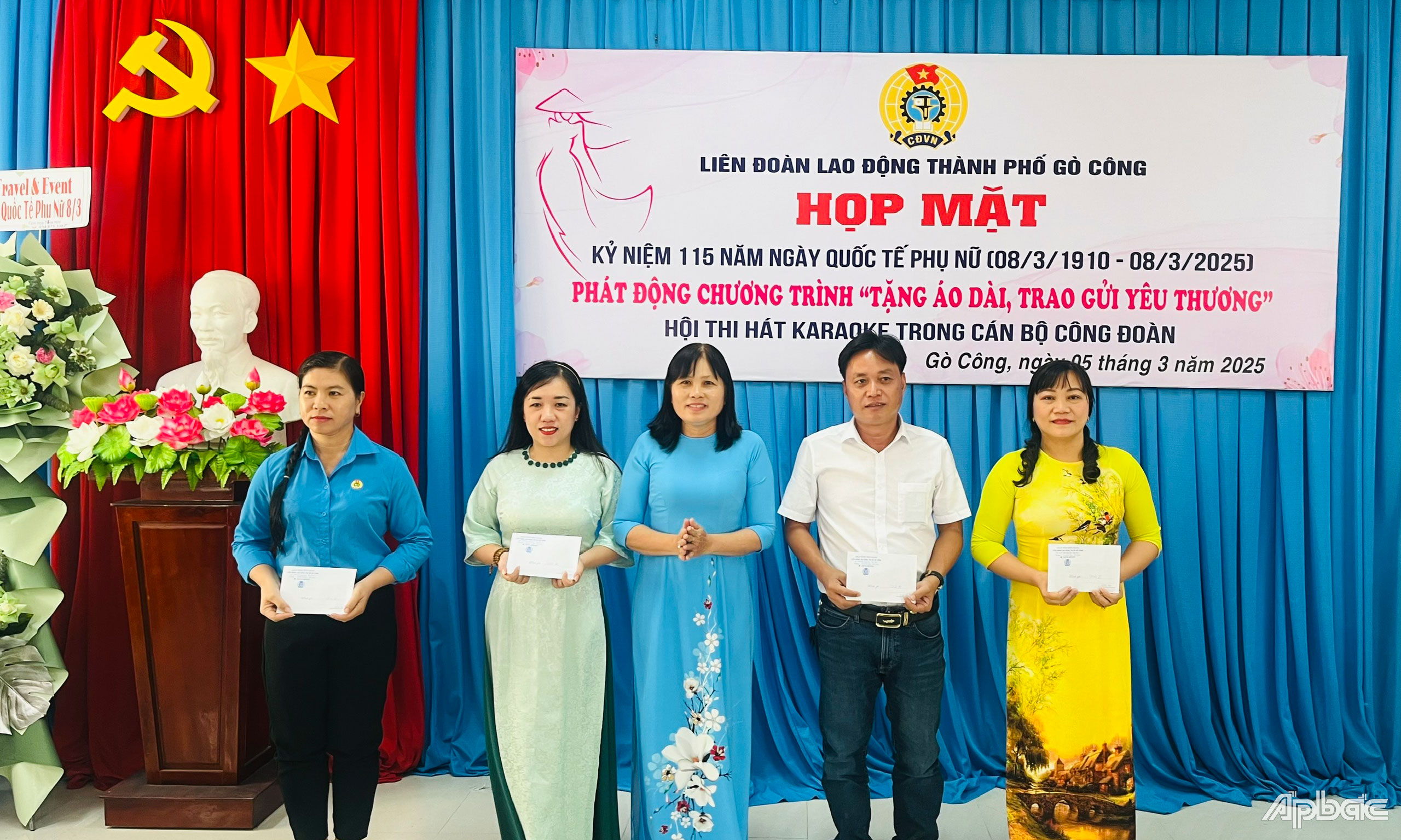 Trao thưởng cho các đội đoạt giải.