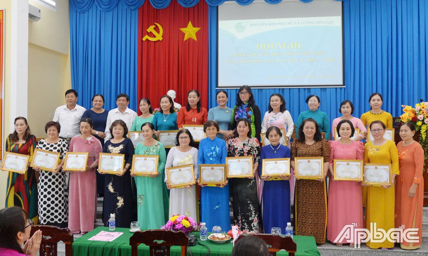 Hội LHPN xã Lương Hòa Lạc tuyên dương phụ nữ điển hình tiên tiến giai đoạn 2020 - 2025.
