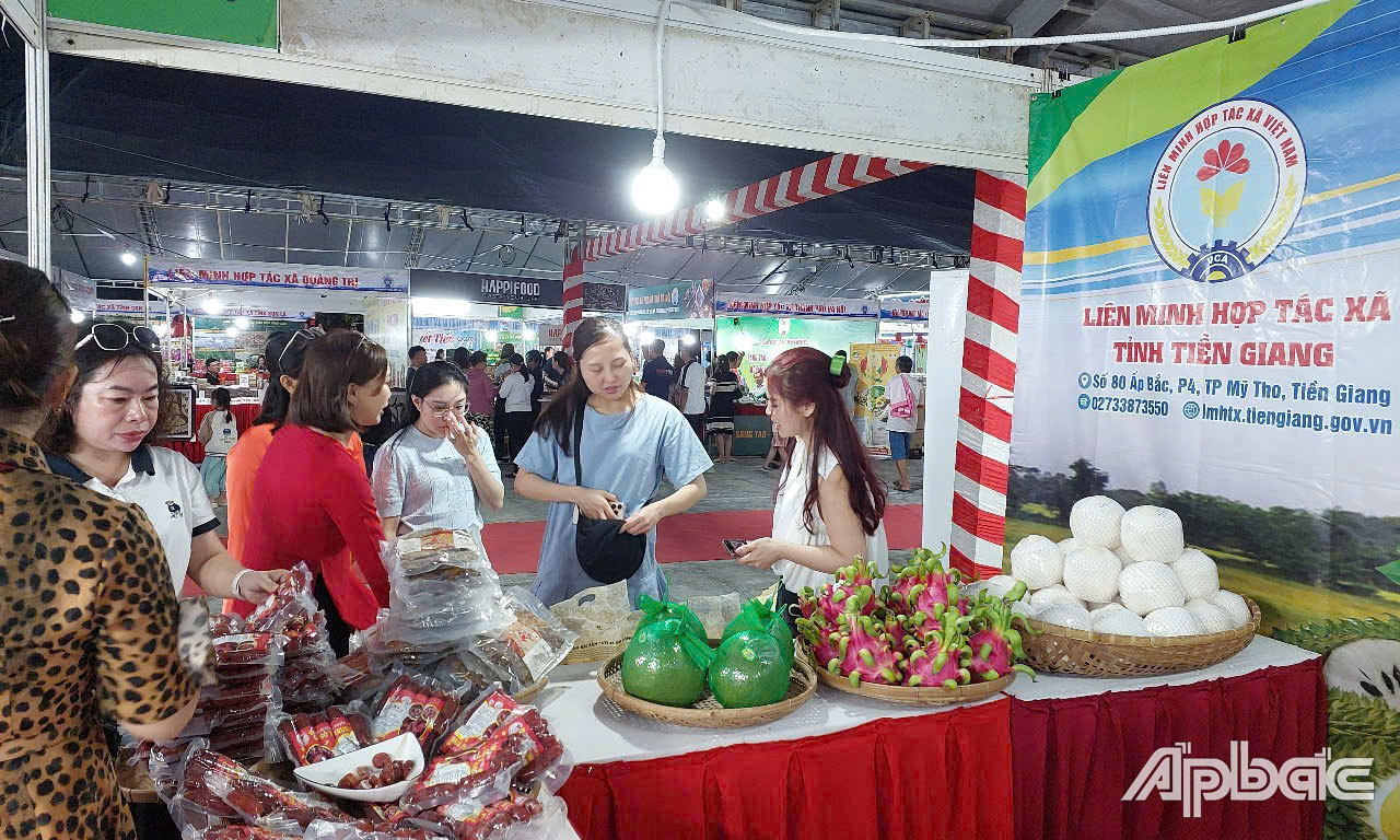 Người dân tham gia gian hàng của Liên minh HTX tỉnh Tiền Giang.