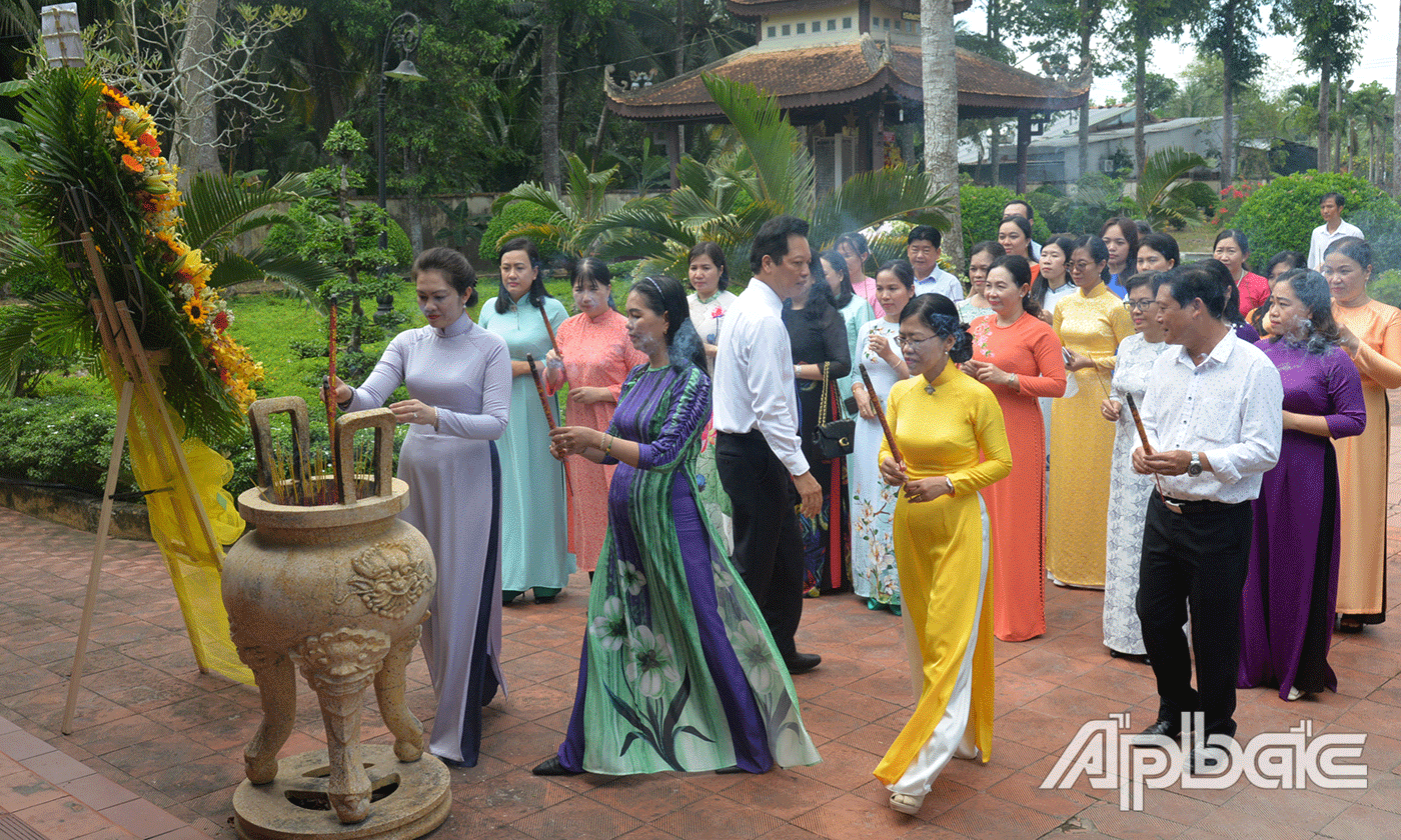 Đoàn thắp hương tại bia ghi danh và đình Long Hưng.