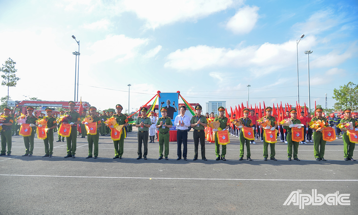 Ban Tổ chức cùng lãnh đạo địa phương chúc mừng, tặng hoa, cờ lưu niệm cho Tổ trọng tài; các đoàn vận động viên tham dự Hội thi và các khối lực lượng diễu hành.