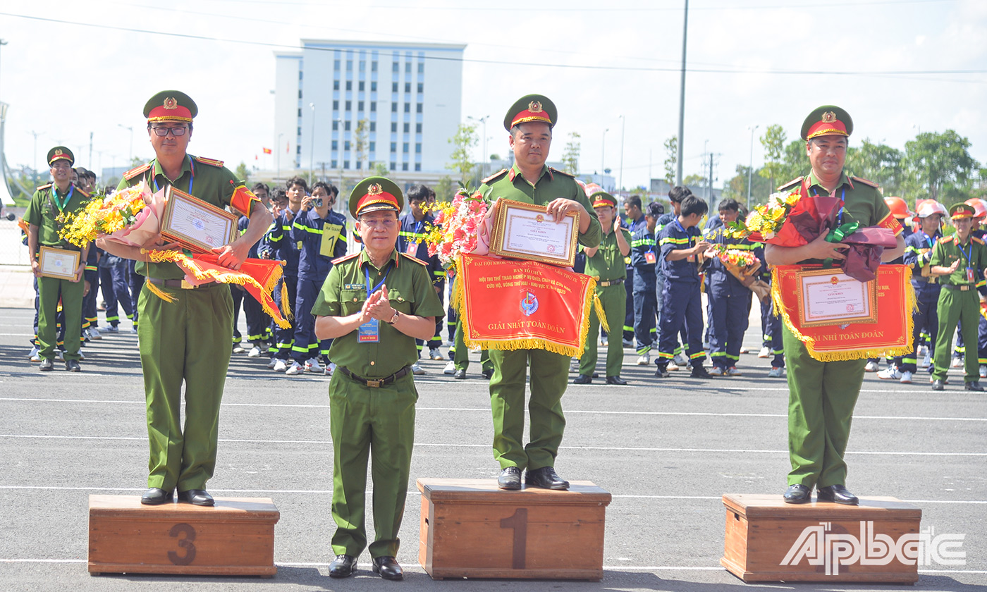 Thiếu tướng Huỳnh Thới An, Phó Cục trưởng Cục Cảnh sát PCCC và CNCH trao giải toàn đoàn cho các đơn vị tham gia vòng thứ 2, khu vực V.