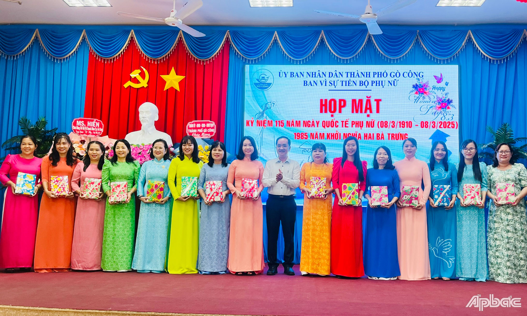 Đồng chí Nguyễn Kiên Cường tặng quà cho các cán bộ phụ nữ.