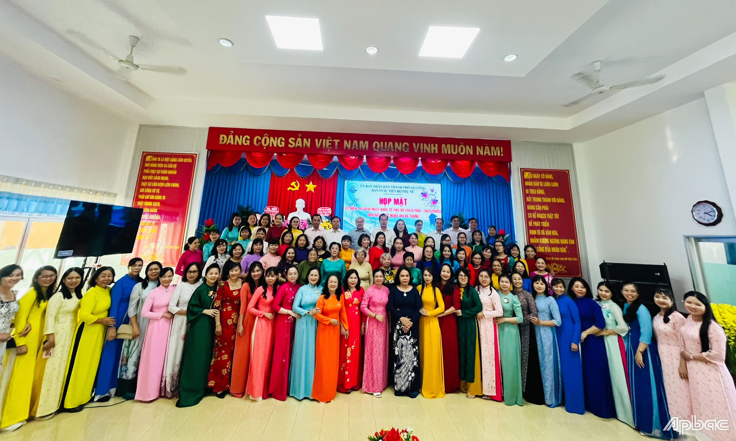 Các đại biểu chụp ảnh lưu niệm.