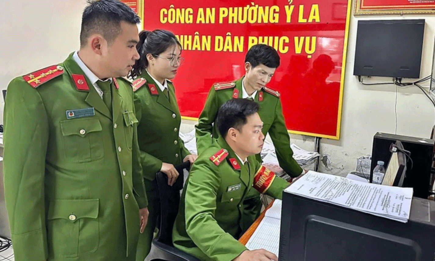 Công an phường Ỷ La, thành phố Tuyên Quang, tỉnh Tuyên Quang, trong ngày làm việc đầu tiên triển khai mô hình công an địa phương hai cấp. Ảnh: TTXVN