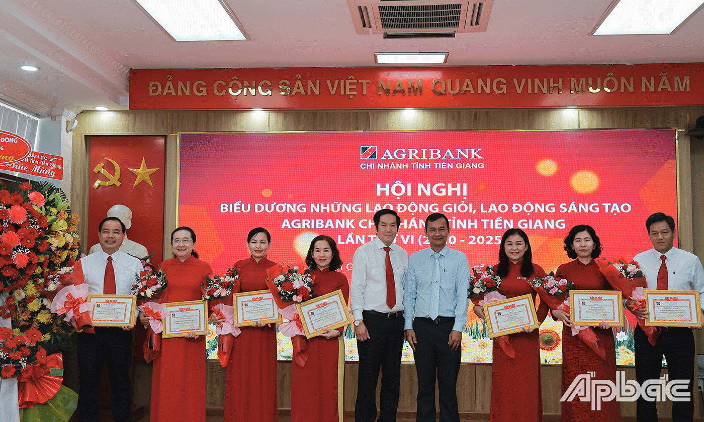 Ông Hoàng Khắc Tinh, Phó Chủ tịch thường trực Liên đoàn Lao động tỉnh Tiền Giang (thứ 4 từ phải) tặng hoa chúc mừng các tập thể lao động giỏi được vinh danh.