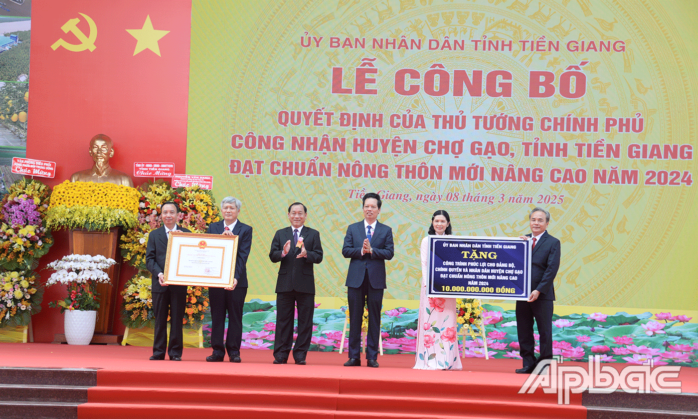 thừa ủy quyền của Thủ tướng Chính phủ, lãnh đạo Tỉnh ủy, UBND tỉnh trao Bằng công nhận huyện Chợ Gạo đạt chuẩn huyện NTM nâng cao năm 2024; UBND tỉnh trao tặng công trình phúc lợi 10 tỷ đồng cho Đảng bộ, chính quyền và nhân dân huyện Chợ Gạo đạt chuẩn NTM nâng cao năm 2024