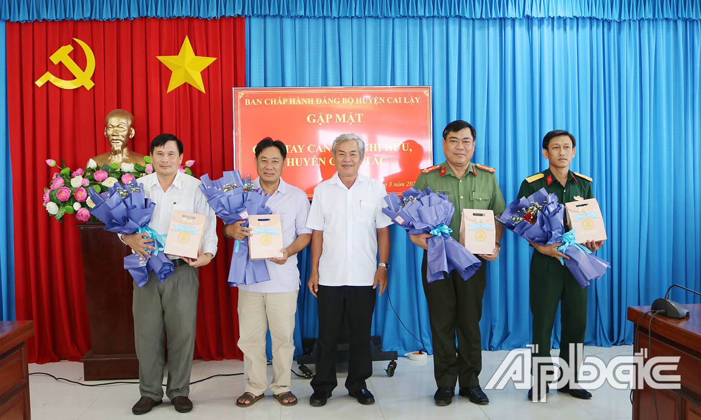 Tặng hoa và quà cho các đồng chí lực lượng vũ trang chuyển công tác.
